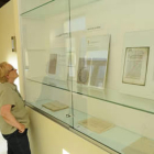 Una mujer observa algunos de los documentos expuestos en el museo Mundo Mosca.
