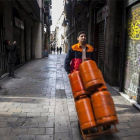 Repartidor de butano, en una calle de Barcelona.