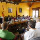 Los consejeros se reunieron con los alcaldes en el Ayuntamiento de Oseja de Sajambre.