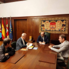 Foto de la reunión distribuida por el Ayuntamiento de Ponferrada. DL