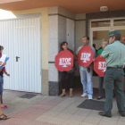 Los integrantes de Stop Desahucios Bierzo intentando paralizar el desalojo de una vivienda.