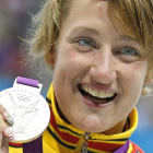 Mireia Belmonte luce orgullosa con la medalla de plata conseguida en los 200 mariposa.