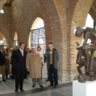 José Rodríguez, David Álvarez y Ángel-Peres observan una de las obras del artista en Sabero.