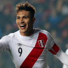 Paolo Guerrero celebra un gol para Perú ante Paraguay.