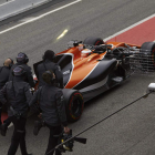 El McLaren es remolcado por los mecánicos en la segunda jornada de entrenamientos libres. A. GARCÍA