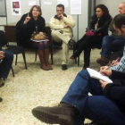 El comité de empresa de Antibióticos reunido ayer con los responsables de IU en León.