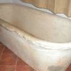 La bañera de mármol que se guarda en el museo de las Benedictinas, y pudo utilizarse como sarcófago