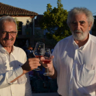 El alcalde, Urbano Seco, y el pregonero, Ernesto Escapa, brindan con un vino de Gordoncillo. MEDINA