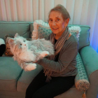 Una de las residentes con un perro robot. MAR VILA