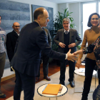 Delegación leonesa con Juan Bravo, ayer en la sede de Adif. VIECO