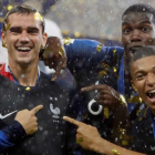Griezmann y Mbappé, las dos figuras de Francia, celebran el Mundial junto a Pogba. A. ESTÉVEZ