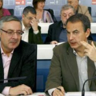 Zapatero, junto a José Blanco, durante una reunión del Comité Federal del PSOE, en una imagen de arc