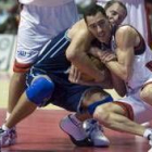 Kornel David lucha por el balón con el base argentino del Tau Prigioni