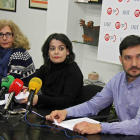 La secretaria autonómica de Sanidad de la Federación de Servicios Públicos del sindicato UGT, Nieves Martínez (C), junto a Rosa Rapado (I) y Carlos García (D)