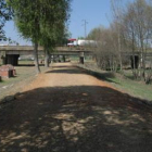 En la actualidad, un camino de zahorra discurre paralelo al río Tuerto, junto a la zona deportiva