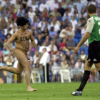 El exhibicionista Mark Roberts en 2003 saltó desnudo al césped del estadio Santiago Bernabéu. SERGIO BARRENECHEA