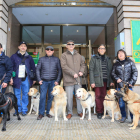 Los perros guía con sus dueños de León y el director de la Once, Óscar Pérez (izquierda) en la puerta de la delegación de León. secundino pérez
