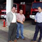 Saavedra, a la izquierda, junto a responsables del parque de bomberos de La Rúa
