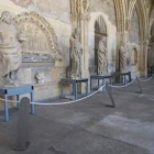 Las esculturas del pórtico que pueden verse en el claustro.