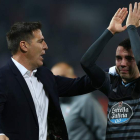 Berizzo, entrenador del Celta, consuela a Iago Aspas. RODDIS