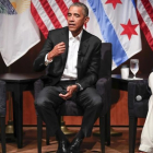 Obama (centro) participa en una charla sobre la organización comunitaria y el compromiso cívico en la Universidad de Chicago (Illinois), el 24 de abril.