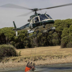 Un helicóptero, en las tareas de extinción del incendio de Cadalso de los Vidrios.