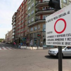 Un gran cartel anuncia desde ayer el corte de Sáenz de Miera.