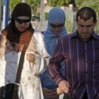 Najwa acudió con un pañuelo de color celeste, acompañada por sus padres.