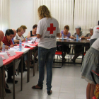 Varios voluntarios de Cruz Roja imparten los cursos para los mayores.