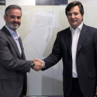 Eduardo Medina, de Vestas, y Óscar Heckh, de NSR, ayer durante la firma. DL