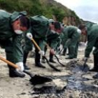 Soldados de la Armada española limpian de petróleo la playa de Caion