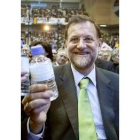 Rajoy, con una botella de agua, en su mitin de Murcia