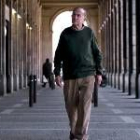 Luis Goytisolo pasea bajo la arcada de la Plaza Mayor de Salamanca