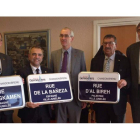 Palazuelo, junto a los representantes de otras ciudades, posa con la placa de La Bañeza