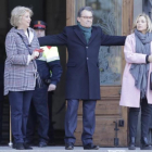 Irene Rigau, Artur Mas y Joan Ortega, a la salida de la Generalitat, antes de dirigirse al Palau de Justícia, el lunes 6.
