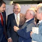 El presidente Zapatero, acompañado por Pasqual Maragall, conversa con representantes de los vecinos