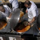 Los cocineros trabajan en las marmitas en las que se cocieron las alubias a la bañezana