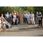 Teresa Mata junto a los vecinos del pueblo. CAMPOS