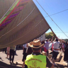El nuevo pendón recorrió las calles del pueblo con alegría.