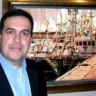 El salmantino Muñoz Bernardo, junto a una de sus obras de temática marítima