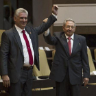 Raúl Castro (derecha) levanta el brazo del nuevo presidente de Cuba, tras ser nombrado oficialmente por la Asamblea Nacional, en La Habana, el 19 de abril.