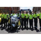 Un mecánico cambia una rueda en movimiento.