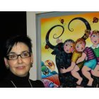 La artista Carolina Cuadrillero posa junto a una de sus obras.