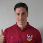 Gesto de Fernando Torres al dejar el hospital.