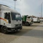 Imagen de archivo de varios camiones aparcados en una de las calles de la capital