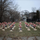 Estas 43 cruces plantadas en un barrio de Chicago simbolizan los muertos por asesinato en esta ciudad en lo que va del 2017.