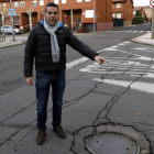 El edil Francisco Gómez muestra la frontera donde se unirá el abastecimiento con León. MARCIANO