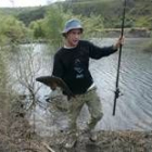 Un pescador exhibe un espléndido ejemplar de carpa capturada en el embalse berciano de Bárcena
