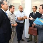 El alcalde de Cacabelos y Pepe Giménez, en el centro, con los responsables y organizadores del curso