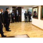 Pedro Sánchez contempla la ‘galería de ilustres’ de la Conferencia Episcopal, ayer en Madrid. POOL MONCLOA/FERNANDO CALVO